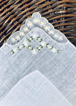 Батистовый хусточку з мікро вишивкою гладдю -кульбабки