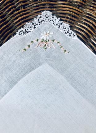 Батистовый платочек с брюссельским кружевом и мирко вышивкой -ромашка