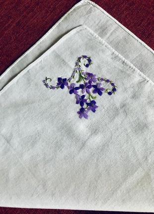 Батистовый платочек с  сиреневыми цветочками