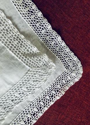 Батистовый платочек с белым кружевом крючком3 фото