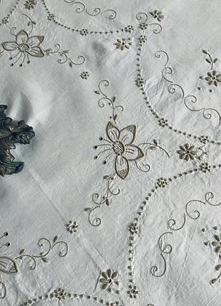 Англійська гладь — бежева вишивка на білому бавовні