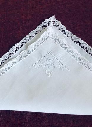 Батистовый платочек с коклюшечным кружевом и микро вышивкой