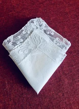 Свадебный батистовый платочек с ручным кружевом шантильи