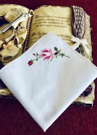 Батистовый платочек с вышивкой гладью -розочка