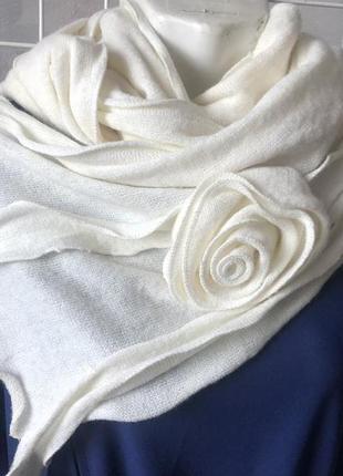 Молочний шарф з декором-трояндою1 фото
