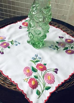 Хлопковая салфетка с вышивкой гладью