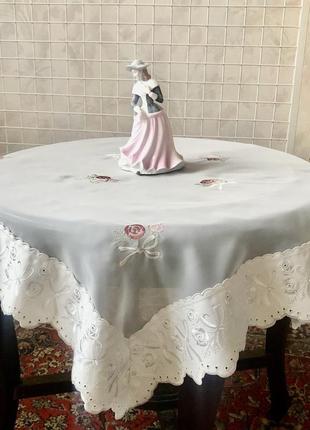 Вышитая скатерть с каймой кружевного шитья 83х83 см