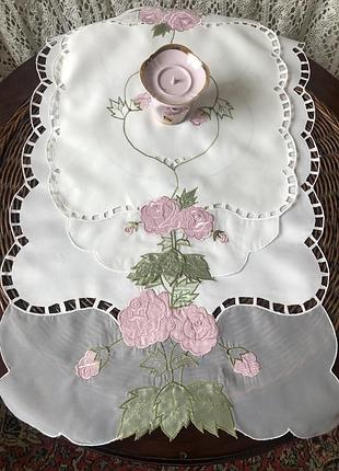 Комплект с аппликацией и вышивкой — дорожка и салфетка