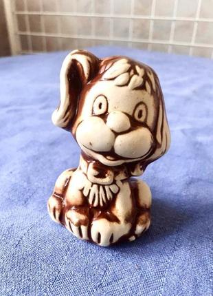 Коллекционная керамическая глиняная статуэтка -веселый щенок1 фото