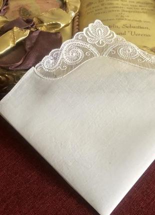 Свадебный вышитый платочек -цветок с завитками4 фото
