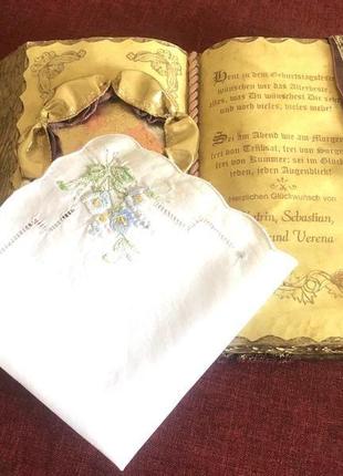 Батистовый платочек с букетиком вышитым гладью