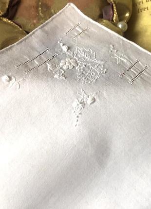 Тончайший батистовый платочек с микровышивкой