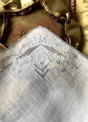 Тончайший батистовый платочек с микровышивкой
