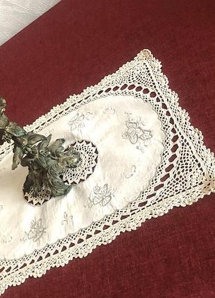 Салфетка крючком с вышивкой мадейра. 44х29 см