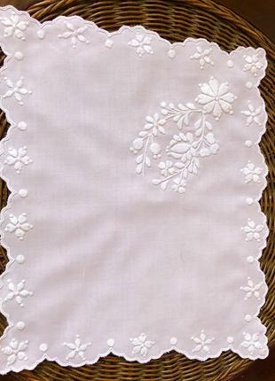 Пудровая  салфетка с вышивкой белой гладью 38х32 см