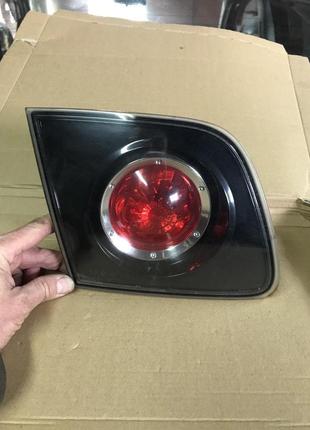 Ліхтар у кришку багажника лівий для mazda 3. седан. 2007 р.в.