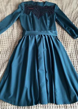 Сукня жіноча ошатна  з мереживом смарагдового кольору1 фото