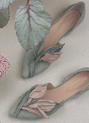 Неймовірні туфлі з об'ємними квітами квіти 3d5 фото