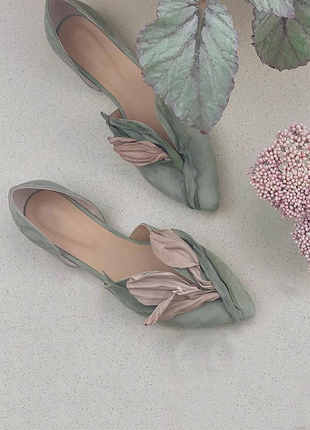 Неймовірні туфлі з об'ємними квітами квіти 3d4 фото