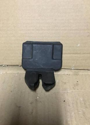 Пластикова накладка замка багажника для nissan almera n-16. седан.