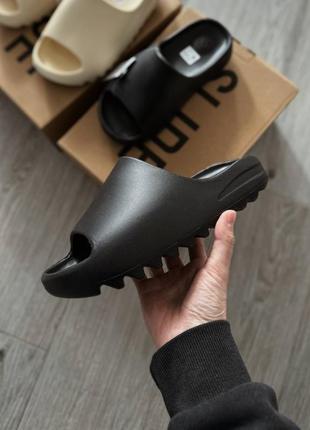 Крутые женские и мужские шлёпанцы adidas yeezy slide onyx black чёрные