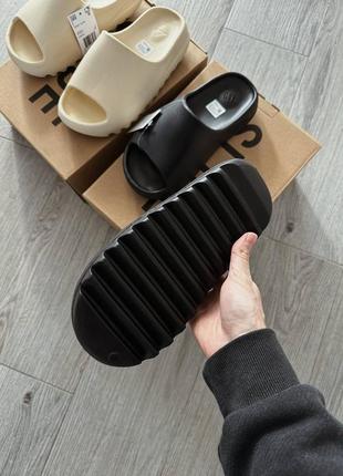 Круті жіночі та чоловічі шльопанці adidas yeezy slide onyx black