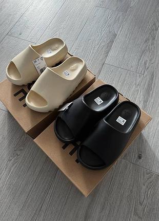 Круті жіночі та чоловічі шльопанці adidas yeezy slide onyx black