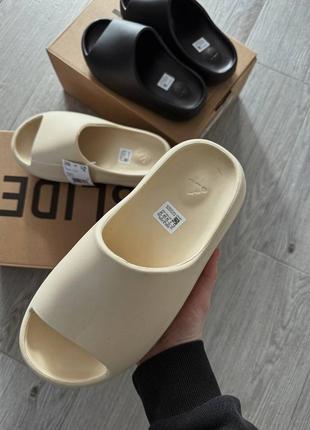 Трендовые женские и мужские шлёпанцы adidas yeezy slide bone бежевые2 фото