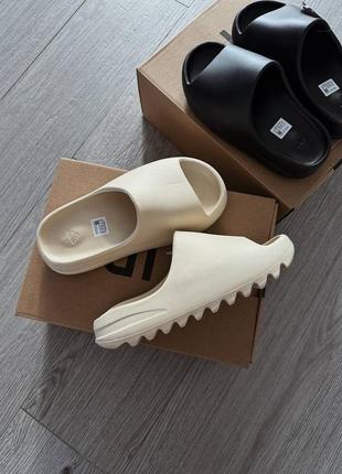 Трендовые женские и мужские шлёпанцы adidas yeezy slide bone бежевые6 фото