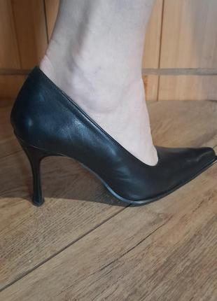 Класні шкіряні туфлі розмір 37