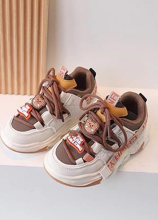 Стильные кроссовки