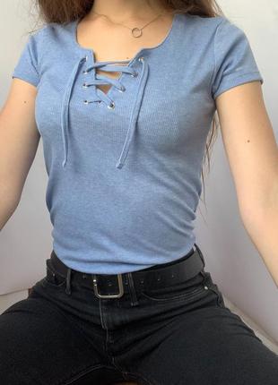Голубая футболка с люверсами
