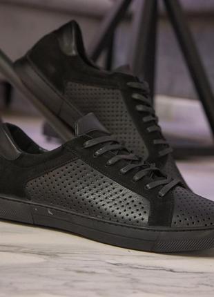 Кеды с перфорацией больших размеров