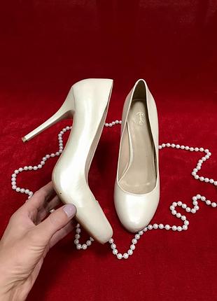 Туфли на высоком каблуке