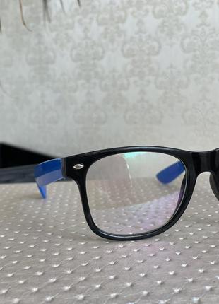 Прозорі окуляри з синіми душками