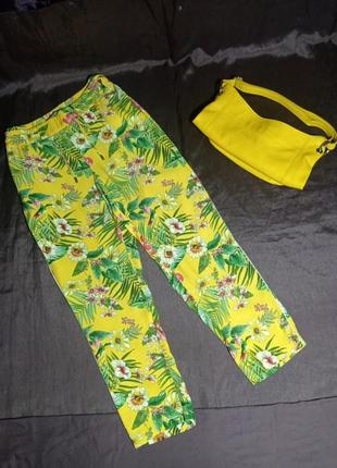 Брючки из легкой ткани свободного кроя, желтый цвет в тропический принт, размер l,xl.