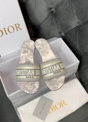 Брендові шльопанці сандалі в стилі dior