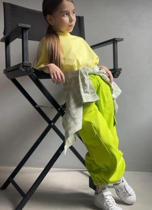 Яркие коттоновые джоггеры с накладными карманами