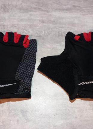 Спортивные перчатки