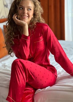 Класичного крою жіноча піжама червона принт серденько