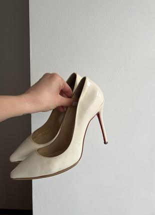 Світлі шкіряні туфлі 37 розмір від бренду sexy fairy