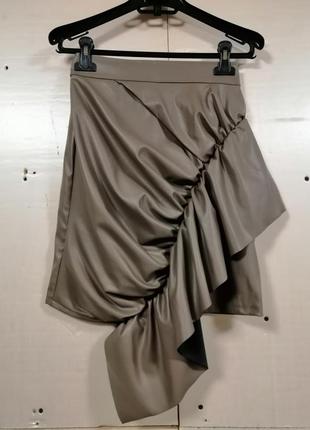 Міні спідниця еко шкіра з косим воланам рюшів, шикарно підкреслює і зменшує талію і візуально збільш