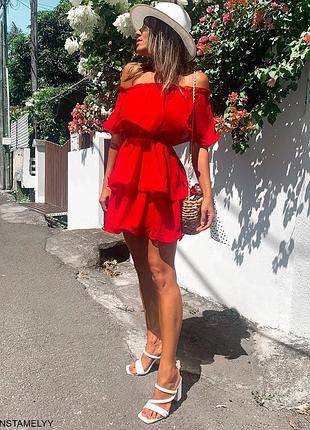 Стильне плаття з відкритими плечима