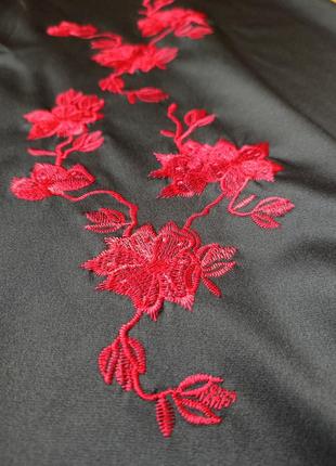 Атласна чорна спідниця з червоною вишивкою2 фото