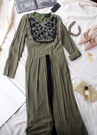 Брендовое длинное макси платье с вышивкой в оливковом оттенке massimo dutti
