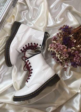 Лакові білі черевики dr. martens1 фото