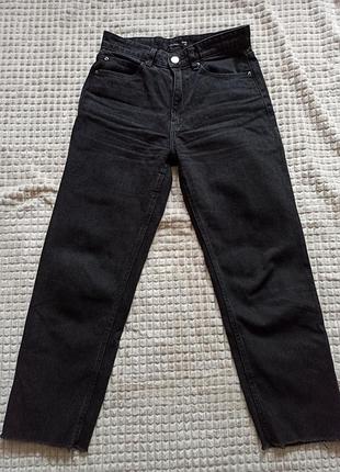 Темно серые прямые джинсы, необработанный низ