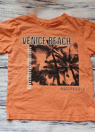 Яркая футболка