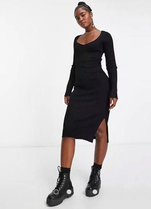 Чорна сукня в рубчик