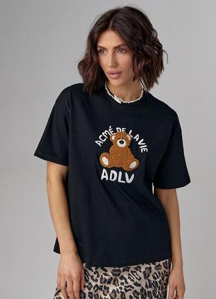 Трикотажна футболка з фактурним ведмедиком та написом7 фото